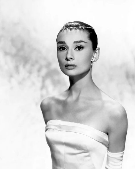 Emily in Paris Includes a Nod to Audrey Hepburn's Funny Face | POPSUGAR Fashion Audrey Hepburn Funny Face, Oud Hollywood, Audrey Hepburn Hair, Aubrey Hepburn, Stars D'hollywood, Audrey Hepburn Photos, Audrey Hepburn Quotes, Holly Golightly, Audrey Hepburn Style