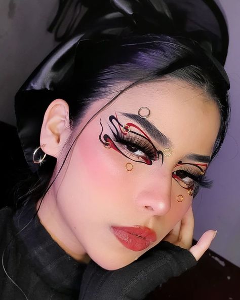 Toutes les publications • Instagram Fall Eyeliner, Creative Eye Makeup Art, Graphic Makeup Looks, Eyeliner Grafico, Makeup And Hairstyles, Men Wearing Makeup, Graphic Makeup, Work Makeup, Rave Makeup