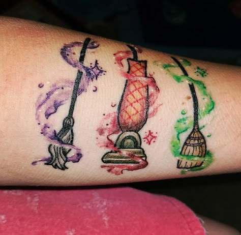 Hocus Pocus Tattoo, Tattoos Ear, Piercings Chart, Piercings Black, Disney Inspired Tattoos, Cute Halloween Tattoos, Disney Sleeve Tattoos, Left Arm Tattoos, Imprimibles Halloween