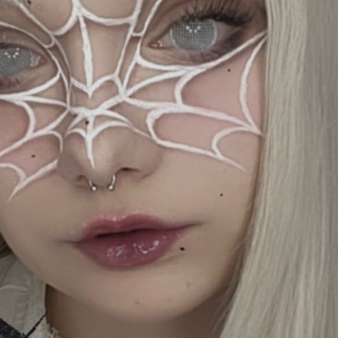 ᴅᴀʀɪᴊᴀ ᴍᴀᴍᴏɴᴛᴏᴠᴀ on Instagram: "Halloween makeup in a spider - web stylisation🕷️~ Inspired by the spider-web themed makeups, I decided to test out my SUVA pallet with the eyeliners, and especially - the white color, as it is pretty hard to stumble upon. And the white color in this exact pallet just happened to be the best one that I have ever tried. So I’ll be trying out more makeups in the white tones in the future! 🤍 @suvabeauty #halloweenmakeup #halloween #art #spider #spidermakeup #webs # Makeup Ideas Cool Tones, Spider Inspired Makeup, Spiderweb Face Paint, Hard Makeup Looks, Spider Make Up, Cobweb Makeup, White Goth Makeup, Preshower Makeup, Spider Witch Makeup