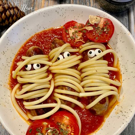 Halloween Italian Mummy Sausages with Bucatini - Baking with Nessa Halloween Noodle Recipes, Halloween Sausage Ideas, Halloween Italian Food, Halloween Kids Dinner, Halloween Pasta Ideas, Mummy Sausages, Halloween Sausage, Halloween Recipes Dinner, Comidas Halloween