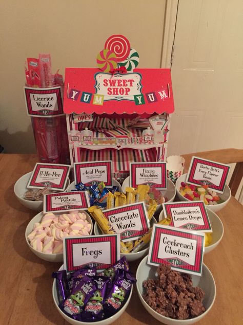 Honey Dukes Honey Dukes Party, Honey Dukes Candy Bar, Honey Dukes Candy, Honey Dukes, Diy Candy Bar, Harry Potter Halloween Party, Harry Potter Bday, Harry Potter Theme Party, Wedding Sweets