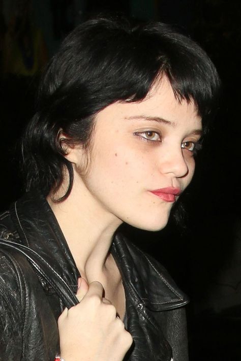 sky-ferreira-hair-7 Sky Ferreira Short Hair, Sky Ferreira Hair, Bangs Choppy Layers, Bangs Choppy, Sky Ferreira, Choppy Layers, Chateau Marmont, Steal Her Style, The Chateau