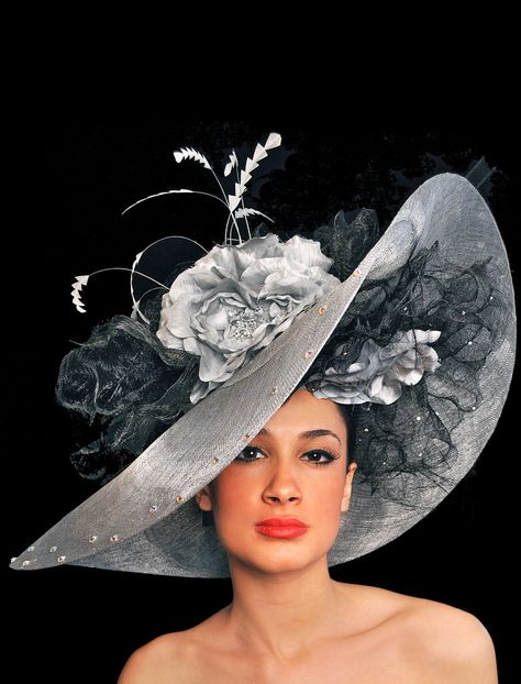 Topi Vintage, Sinamay Hat, Large Hat, Derby Outfits, Pretty Hats, Sinamay Hats, Couture Hats, Ascot Hats, Crazy Hats