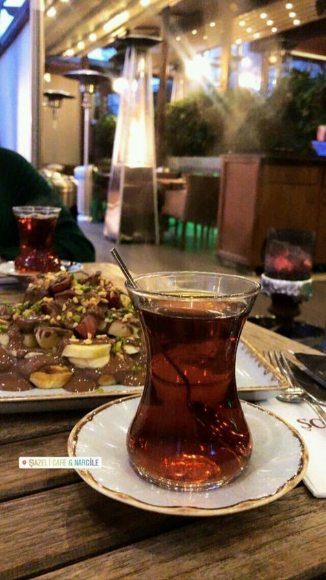 Slow Life Aesthetic, Istanbul Food, Middle East Culture, Kitchen Essentials List, Coffee Facts, Aesthetic Cozy, Turkish Tea, Coffee Photos, Life Aesthetic