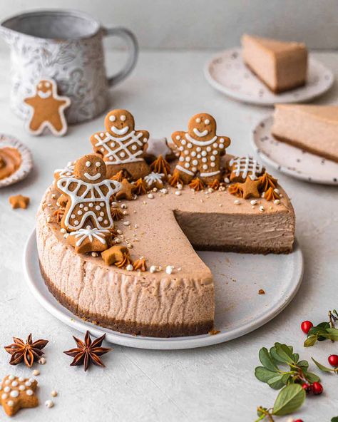 Baked vegan gingerbread cheesecake which is indulgent and perfect for Christmas. This festive dessert has no nuts and no tofu! Vegan Gingerbread Cheesecake, Winter Cheesecake, Df Dessert, Rainbow Nourishments, Vegan Christmas Desserts, Cheesecake Baked, Gingerbread Cheesecake, Gingerbread Bakery, Christmas Cheesecake