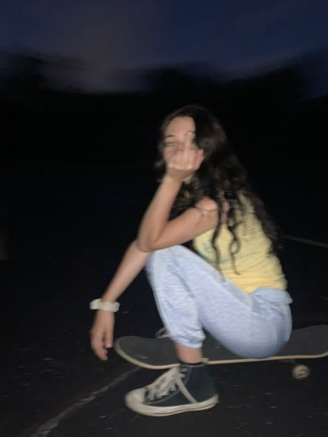 Skateboard Aesthetic Girl, Girl Skateboarding Aesthetic, Skate Aesthetic Girl, Skateboard Poses, Skater Girl Looks, Girl Skateboarding, Skater Boy Aesthetic, Skater Photos, Letter Aesthetic