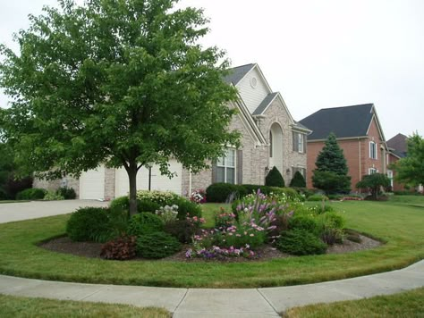 Mulch Landscaping Ideas Diy, Corner Landscaping, Front Lawn Landscaping, Mulch Landscaping, Modern Front Yard, Front Garden Landscape, Front Landscaping, Front House Landscaping, Corner Lot