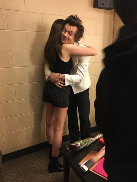 at the backstage with a fan Spaghetti Dinner, Harry Styles Live On Tour, Harry Styles Live, Harry Styles Photos, Mr Style, Treat People With Kindness, Harry Edward Styles, Edward Styles, Justin Bieber