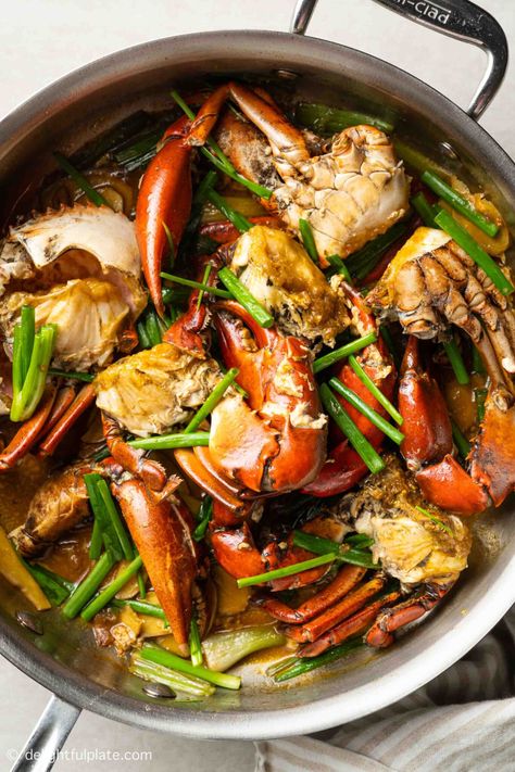 Stir-fried Crab with Ginger and Scallion (Cua Xao Hanh Gung) is a popular dish at seafood restaurants in Vietnam. The dish is well-loved for its aromatic and flavorful profile. You can easily make this restaurant-quality dish at home and impress everyone. Crab Dinner Ideas, Asian Seafood Recipes, Seafood Night, Traditional Asian Dish, Chinese Seafood, Fried Crab, Chilli Crab, Asian Fish, Asian Seafood