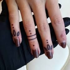 Henna Finger Tattoo, Tattoo Different, Tattoo Meaningful, Tattoo Finger, Tattoo Cute, Small Finger Tattoos, Finger Tats, Finger Tattoo For Women, Girls With Sleeve Tattoos