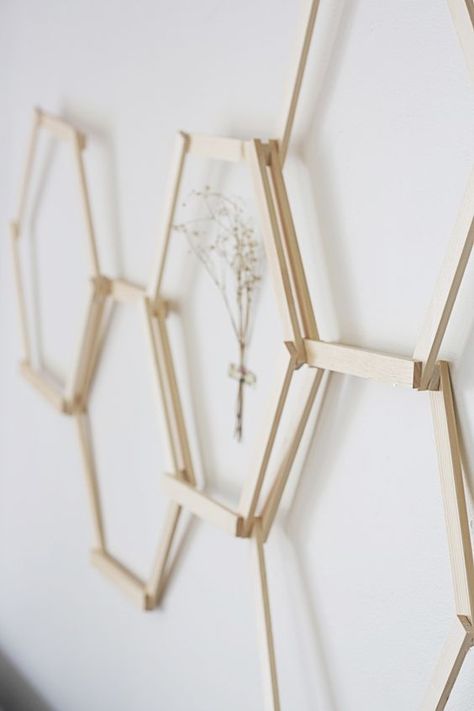 Are you ready for another portion of DIY ideas? These fantastic and fun popsicle stick crafts for adults will inspire you. Let’s craft together! Popsicle Stick Crafts For Adults, Paintings Diy, Honeycomb Wall, Diy Honeycomb, Koti Diy, Diy Lampe, Diy Wand, Popsicle Stick Crafts, Popsicle Stick