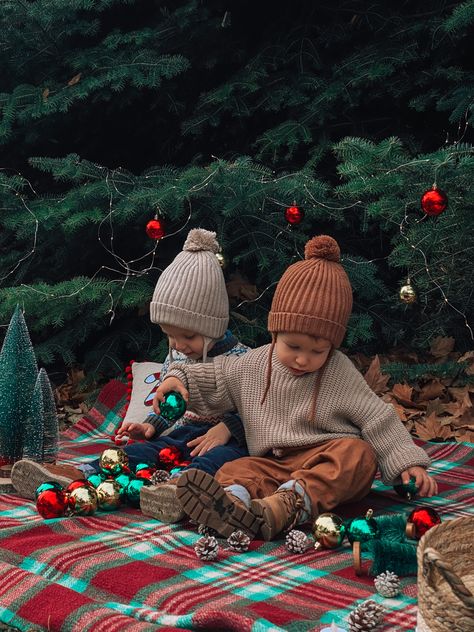 Baby boy winter outfit zara kids Christmas Photoshoot Baby Boy, Brothers Christmas Photos Boys, Toddler Christmas Pictures, Toddler Christmas Photos, Baby Boy Winter Outfits, Boys Winter Clothes, Toddler Pictures, Brother Christmas, Xmas Outfits