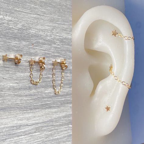 Fun Cartilage Earrings, Helix Earrings Gold, Pretty Stud Earrings, Conch Earring Jewelry, Cartilage Chain Earrings, Cool Ear Piercings, Pretty Ear Piercings, Cartilage Jewelry, Helix Earring