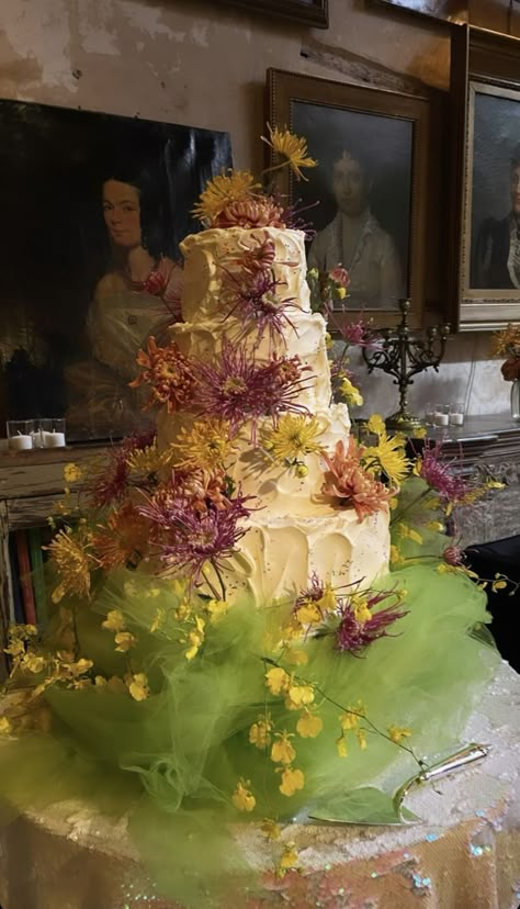 Fairycore Wedding Cake, Ethereal Cake, Fairycore Cake Aesthetic, Fall Pressed Flower Cake, Pressed Edible Flower Wedding Cake, Contemporary Wedding Flowers, Fox Fodder Farm, Floral Fantasy Cake, Cake Floral