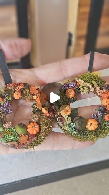 Rosa on Instagram: "Here's how I made the little fall wreath I showed in yesterday's reel. The wreath base and the little white pumpkins were 3d printed, and the leaves I made with that puncher, I'll like it on my stories.... but the rest were just little florals and tiny things I found at the craftstore 🍁
#miniatures #art #design #dollhouse #mini #miniaturedollhouse #moderndollhouse #dollhouseminatures #falldecor" Miniature Wreath, Fall Miniature Scenes, Miniature Wreaths, 50 Autumn Miniatures, Pumpkin Miniature House, Modern Dollhouse, White Pumpkins, Fall Wreath, Dollhouse Miniatures