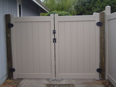 vinyl privacy driveway gates Vinyl Gates Driveway, Vinyl Gates Ideas, Privacy Gates Driveway Entrance, Privacy Driveway, Driveway Fencing, Backyard Gate, Storage Basement, Driveway Paint, House Gates