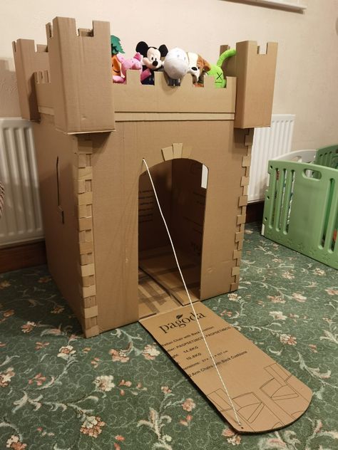 Cardboard Fort Ideas, Cardboard House For Kids, Cardboard Fort, Cardboard Playhouse Diy Easy, Cardboard Town, Cardboard Box Fort Ideas, Makedo Cardboard Projects, Cardboard Castle Diy, Cardboard Castle For Kids