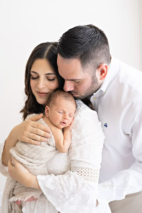 Newborn Photos Parents, Parents Newborn Photography, Infant Shoot Newborn Session, Newborn Self Photography, Family Picture Newborn, Infants Photoshoot, Photoshoot Ideas With Newborn, Parents And Newborn Pictures, Couples With Newborn Photography