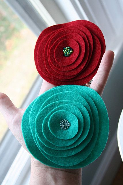 Simple Felt Brooch Ideas, Diy Fabric Brooch, Fabric Brooch Diy, Felt Brooch Diy, Broche Diy, Felt Brooches, Tovad Ull, Felt Flowers Diy, Fleurs Diy