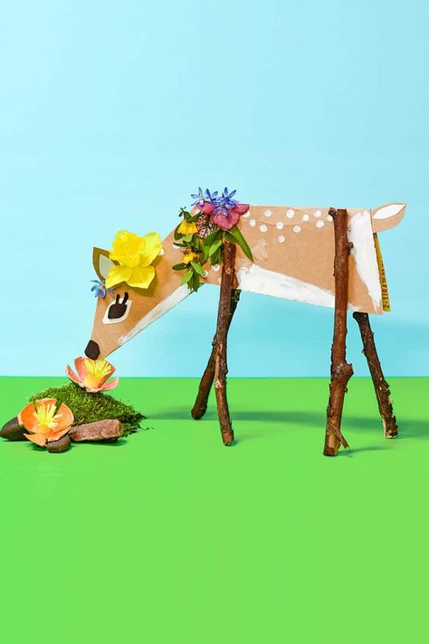 Deer Craft, Natural Decorations, Spring Animals, Cardboard Sculpture, Paper Wreath, Spring Crafts For Kids, Spring Projects, Deer Art, Paper Flower Tutorial