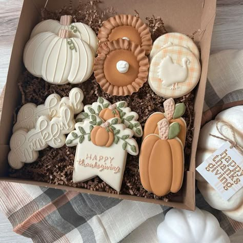 Thanksgiving Place Card Cookies, Thank You Royal Icing Cookies, Friendsgiving Cookies, Thanksgiving Sugar Cookies Decorated, Thanksgiving Decorated Cookies, Fall Cookies Decorated, Thanksgiving Cookies Decorated, Thanksgiving Sugar Cookies, Fall Decorated Cookies