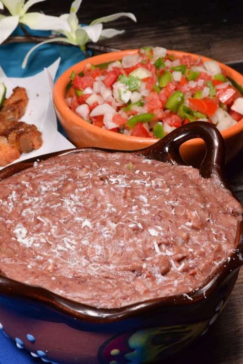 Honduran Frijoles refritos (refried beans) Honduran Food, Honduras Food, Make Refried Beans, Honduran Recipes, Hispanic Recipes, Frijoles Refritos, Latin American Recipes, Latin American Food, Hispanic Food