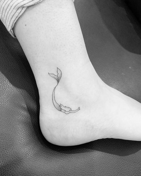 CHOLO (cho-lo) on Instagram: “Tiny fellas #instatattoos #newtattoo #tattooartist  #inkedup #tattoolife #tatted #tatts #blackandgrey #smalltattoo #minitattoo #tinytattoo…” Wave And Whale Tail Tattoo, Small Whale Tail Tattoo, Whale Tail Tattoo, Hai Tattoo, Tail Tattoo, Beachy Tattoos, Ray Tattoo, Ocean Tattoos, Whale Tail