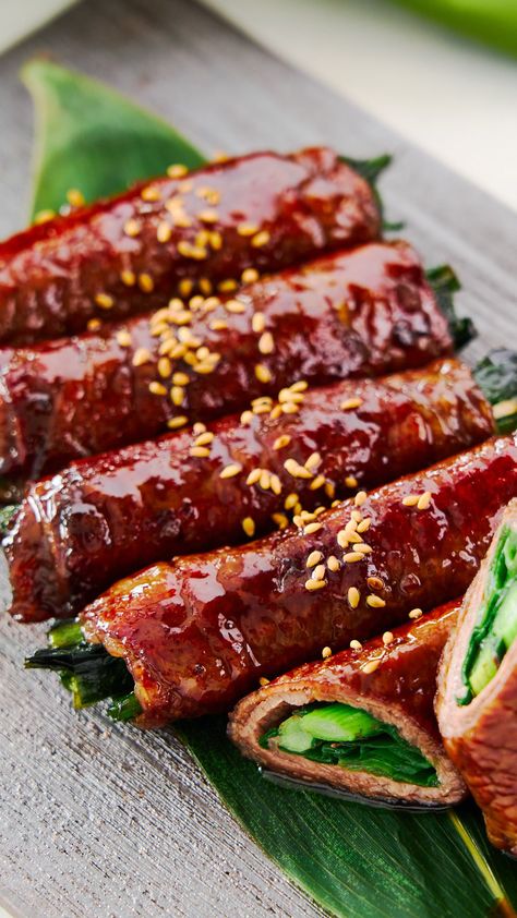 Easy beef negimaki rolls filled with sweet green onions and glazed in savory teriyaki sauce. Enoki Wrapped Beef, Japanese Main Course, Enoki Beef Rolls, Onigiri Beef, Teryaki Beef, Beef Negimaki, Japanese Dinner Recipes, Terriyaki Beef, Beef Roll Ups