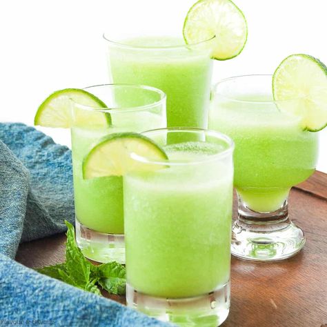 A refreshing non-alcoholic honeydew cooler for summer sipping! This Honeydew Mocktail has hints of lime, mint and even a little ginger. It's a healthy, energizing drink for adults and kids alike. Mocktail Ideas, Blender Drinks, Blackberry Crumble, Mocktail Recipes, Peanut Butter Pumpkin, Peanut Butter Dog Treats, Honeydew Melon, Ginger And Honey, Mocktail Recipe