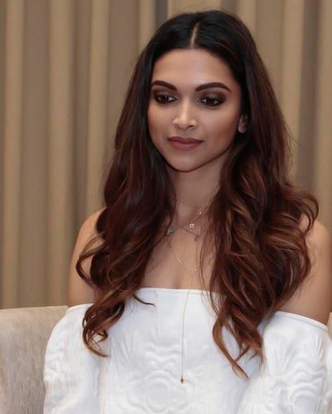 Gorgeous 😍❤️ Deepika Padukone Hair Color, Deepika Padukone Hair, Dark Brunette Hair, Hair Color Chocolate, Wine Hair, Deepika Padukone Style, Hair Care Recipes, Long Brunette, Bollywood Hairstyles