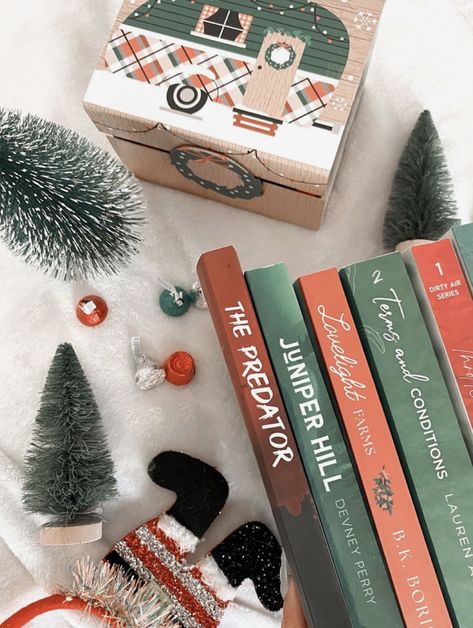 Bookstagram Christmas Inspiration, Christmas Bookish Aesthetic, Christmas Book Pictures, Christmas Bookstagram Ideas, Christmas Book Photo, December Bookstagram, Chic Lit Books, Christmas Tbr, Bookstagram Christmas