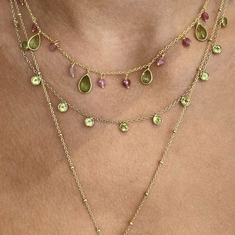 Colorful Gold Jewelry, Beaded Jewelry Inspiration, Jewellery Combination, Gold Necklace Outfit, Simplistic Jewelry, Earrings With Beads, Aesthetic Necklace, Indie Jewelry, Peridot Jewelry