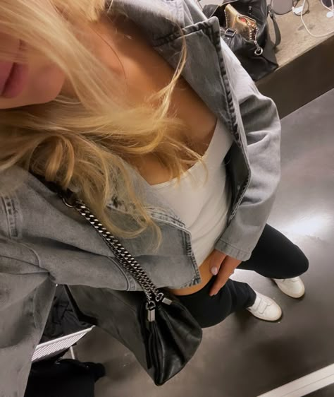 fall outfit inspo / stargirl outfit Milan Outfits, Stockholm Style, Classy Casual Outfits, Adidas Outfit, Stockholm Fashion, True Religion Jeans, Fashion Fits, Star Girl, Fashion Killa