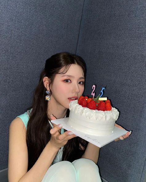 GIDLE MIYEON 01.31 Giveaway Ideas Birthday, G-idle Miyeon, Birthday Icon, Korean Idol, G I Dle, Pumpkin Pie, Oreo, Girl Birthday, Birthday Cake