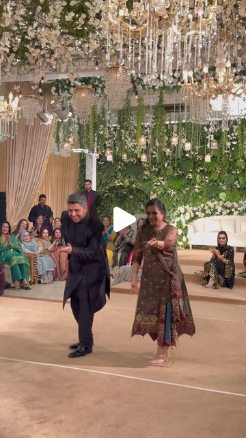 Wedding Couple Dress Indian, Couple Dance Videos, Couple Dance, Contemporary Dance Videos, Indian Wedding Photography Couples, Wedding Dance Video, Indian Wedding Couple Photography, Dance Songs, Indian Wedding Couple