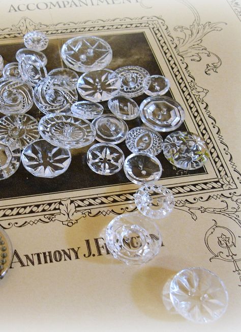 Vintage crystal clear, pressed glass buttons. Button Collecting, Vintage Sewing Notions, Antique Buttons, Button Art, Couture Vintage, Button Jewelry, Sewing Items, Button Crafts, Glass Buttons