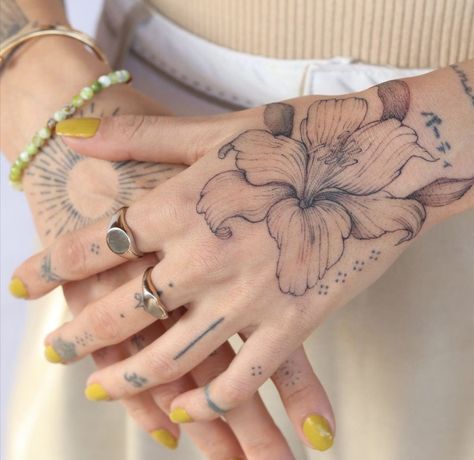 Flower Tattoos Shaded, Dubia Roaches, Aesthetic Tattoo Ideas, Hand Tats, Dainty Tattoos, Aesthetic Tattoo, Tat Ideas, Beautiful Body, Dope Tattoos