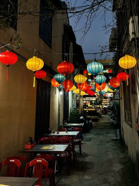 Vietnam Night Market, Asian Night Market Aesthetic, Hanoi Vietnam Aesthetic, Night Market Aesthetic, Southeast Asia Aesthetic, Aesthetic City Pics, Hanoi Aesthetic, Vietnamese Aesthetic, Aesthetic Vietnam