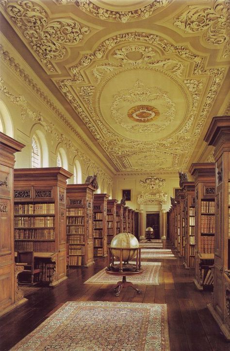 Oxford University Queen’s College Library in Oxford, England    16 Libraries You Have To See Before You Die: http://www.buzzfeed.com/harpercollins/16-libraries-you-have-to-see-before-you-die-9npd Dream Library, Beautiful Library, Old Library, Oxford England, College Library, Home Libraries, Decoration Inspiration, British Library, Oxford University