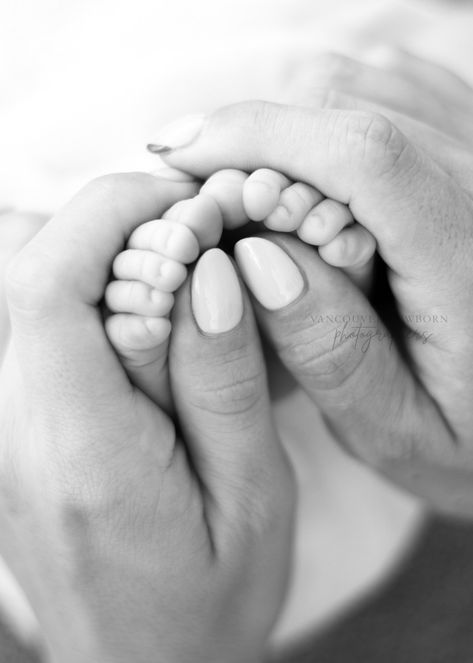 Newborn Feet Close-Up Close Up Newborn Photos, Newborn Close Up Pictures, Lifestyle Baby Photography, Newborn And Dog, Natural Newborn Photography, Newborn Photo Shoot, Natural Newborn, Natural Photography, Newborn Gown