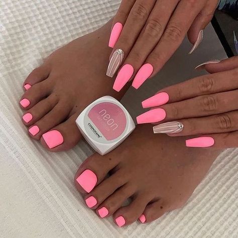 Vibrant Summer Toe Nail Colors 2023: 25 Ideas Neon Pink Nails, Unghie Sfumate, Nagellack Trends, Toe Nail Color, Summer Toe Nails, Summer Acrylic Nails, Colorful Nail Designs, Pink Nail, Pink Acrylic Nails