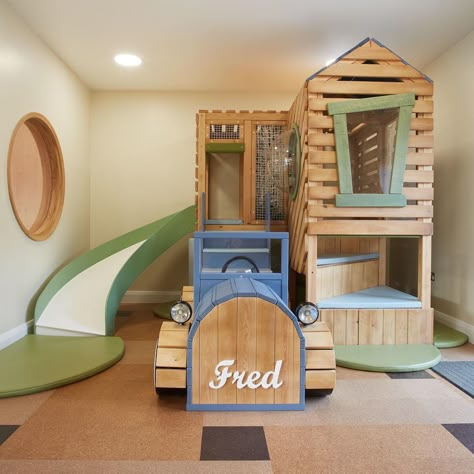 Montessori Toddler Rooms, Indoor Playground Design, Play Cafe, Indoor Playroom, Daycare Decor, Daycare Design, Kids Cafe, Kids Indoor Playground, Kindergarten Design