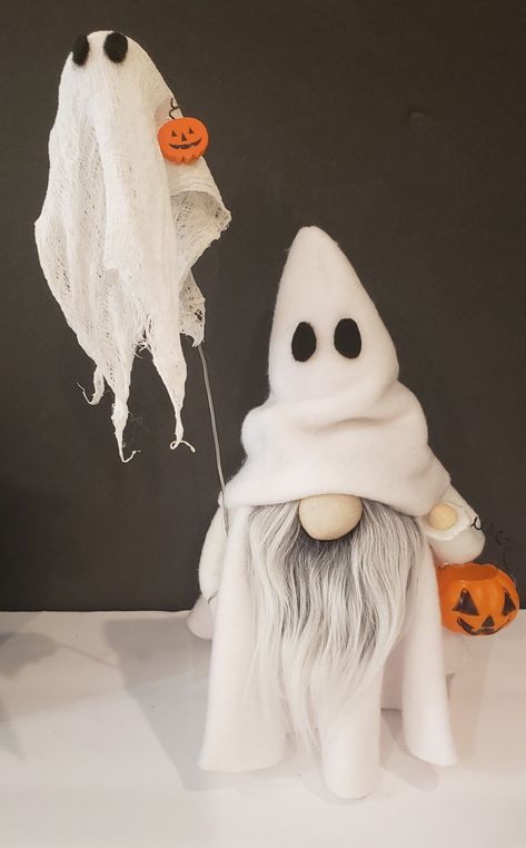 Ghost Gnomes, Ghost Gnome, Gnomes Halloween, Gnome Crafts, Gnome Halloween, Halloween Arts And Crafts, Adornos Halloween, Gnomes Diy, Halloween Crafts Decorations