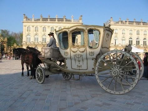 Carroza de la época María Antonieta, en Patio del Palacio Versalles, Francia. Años 1700