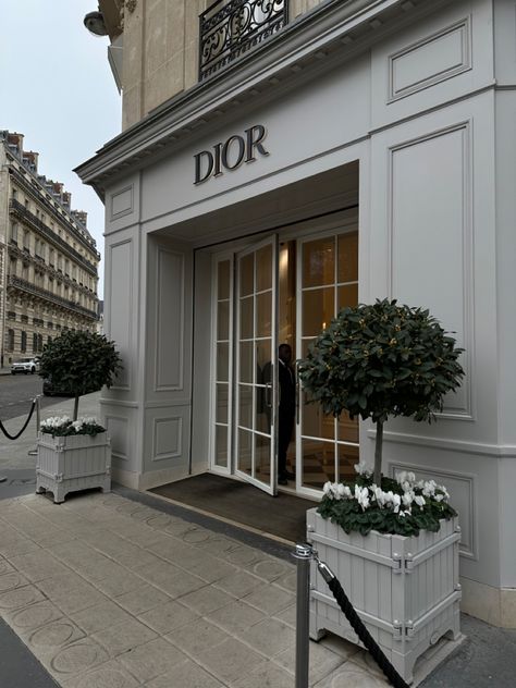 Parisian Exterior Home, Store Exterior Design, Parisian Exterior, Boutique Exterior, Dior Store, Classic Style Interior, Commercial Design Exterior, Clothing Store Design, Store Design Boutique