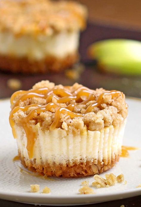 Apple Crisp Mini, Mini Apple Cheesecake, Caramel Apple Crisp Cheesecake, Fall Desserts Apple, Apple Crisp Cheesecake, Thanksgiving Desserts Kids, Caramel Apple Crisp, Mini Caramel Apples, Pumpkin Bread Easy