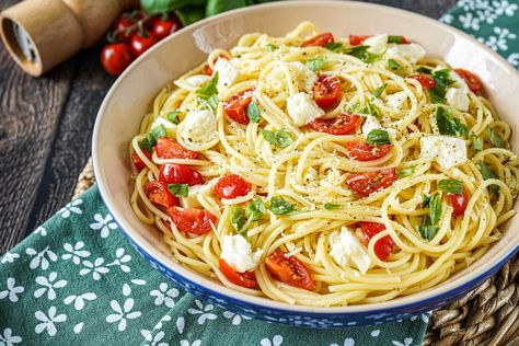 Capri Pasta, Caprese Spaghetti, Cherry Tomato Spaghetti, Marinated Cherry Tomatoes, Mozzarella Pearls, Mozzarella Pasta, Caprese Salad Recipe, Spaghetti Salad, Tomatoes Mozzarella