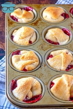 Easy Din Er Ideas, Cherry Fried Pies Easy, Pillsbury Crescent Recipes With Cherry Pie Filling, Canned Pie Filling Desserts, Crescent Roll Cherry Pie Filling, Dessert With Cherry Pie Filling, Pie Filling Crescent Rolls, Valintens Ideas, Desserts With Fruit