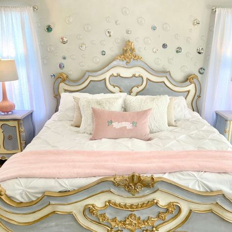 Cinderella Bedroom, Cinderella Room, Disney Themed Rooms, Disney Princess Room, Casa Disney, Alice In Wonderland Room, Deco Disney, Disney Room Decor, Disney Bedrooms